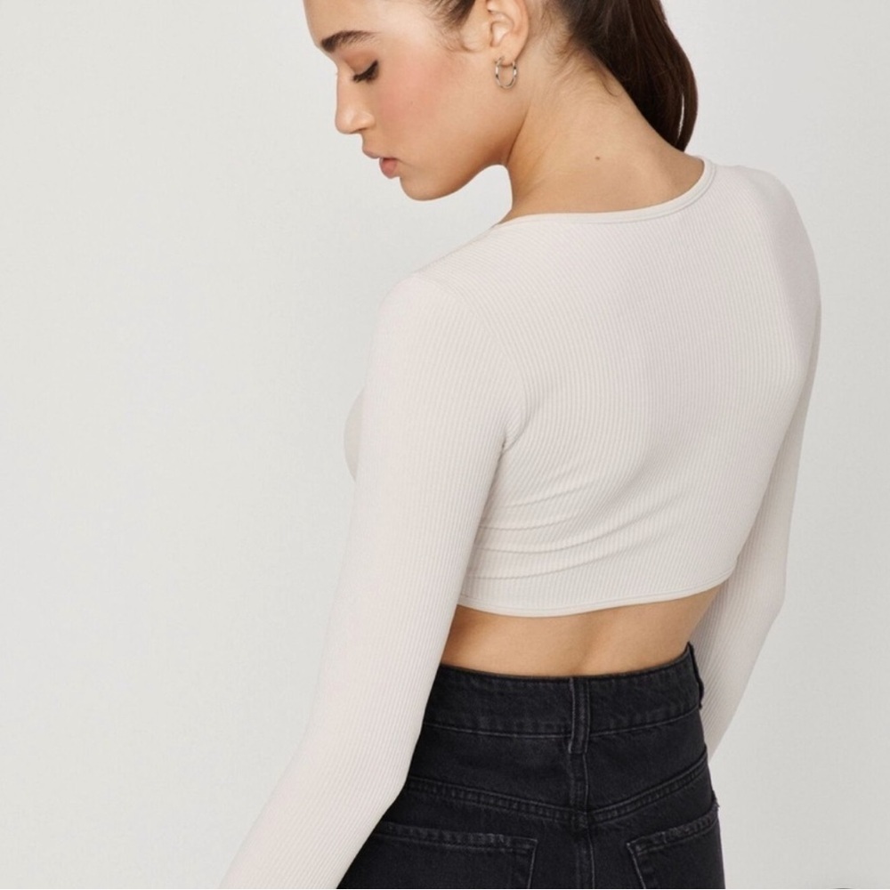Garage Twist Front Seamless Crop Top - Picture 4 of 5